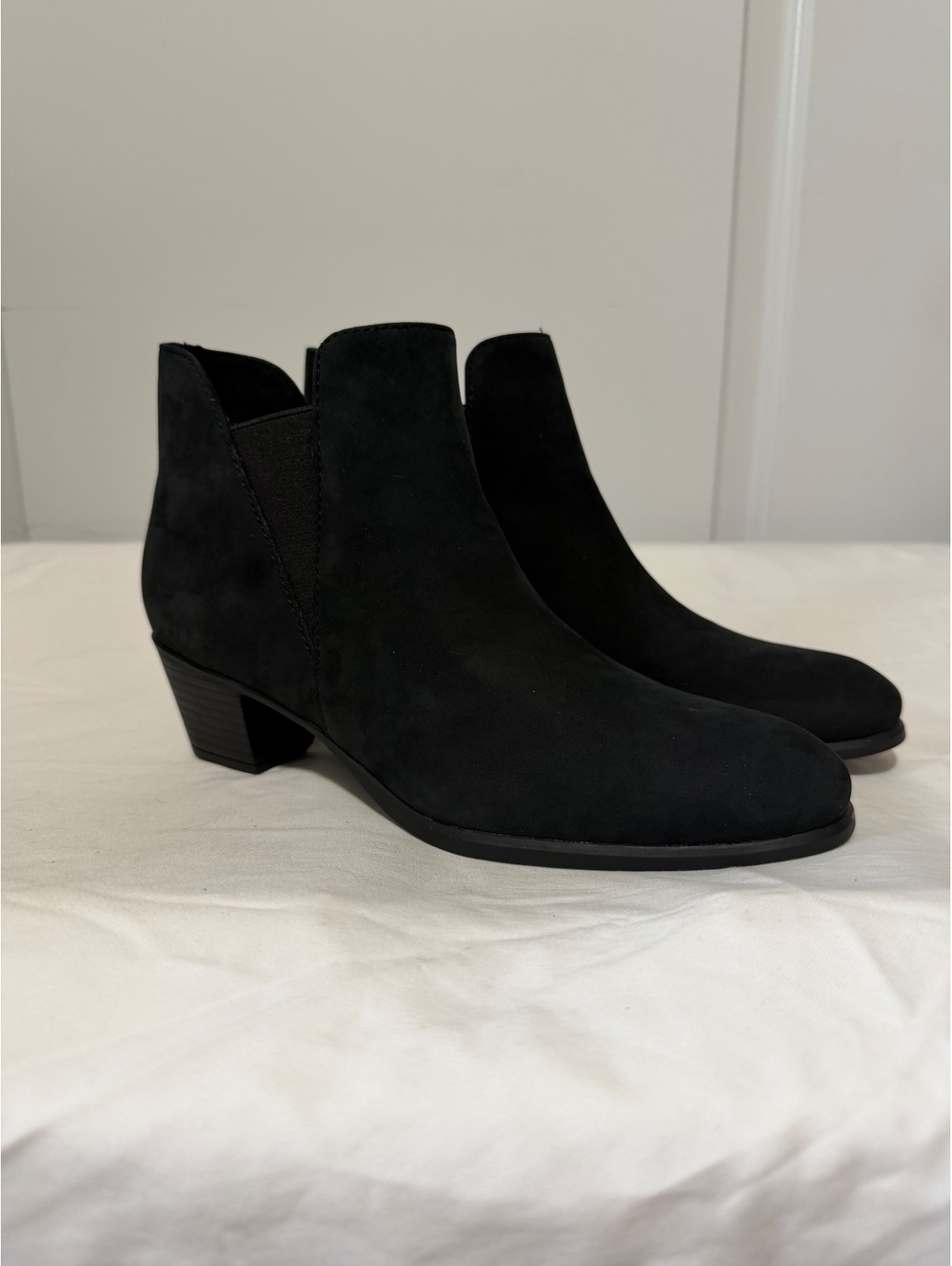 Munro Black Suede Business Casual Chic Ankle Boots with Side Zipper and Low Heel